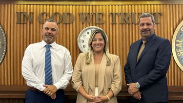 Melinda de la Vega, Carl Zogby y Luis Rodríguez juran el cargo.&nbsp;