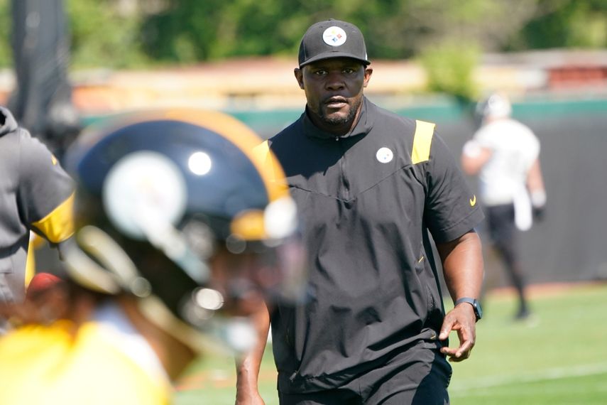En foto del 31 de mayo del 2022, el asistente senior defensivo de los Steelers de Pittsburgh Brian Flores observa al equipo durante un ejercicio en los entrenamientos en Pittsburgh. El miércoles 8 de junio del 2022, Flores asegura que ahorita está enfocado en el equipo y no la demanda contra la NFL y tres equipos por prácticas racistas de contratación. 