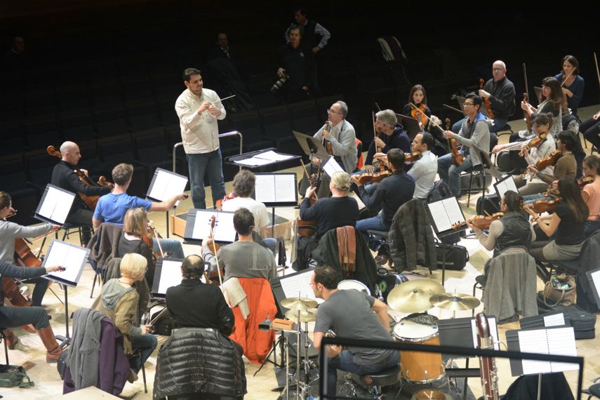 El compositor y director venezolano Giancarlo Castro DAddona, creador de la obra “Rhapsody for Talents”, durante los ensayos con la Paris Symphonic Orchestra. (Cortesía)