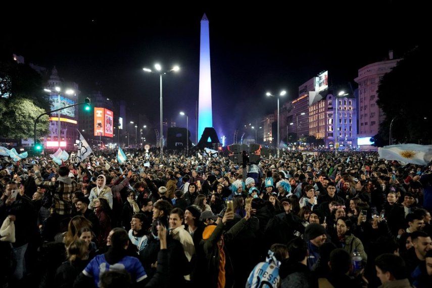 Aficionados de Argentina celebran en el Obelisco, después de que su equipo derrotó a Colombia en la final de la Copa América en Buenos Aires, Argentina, el lunes 15 de julio de 2024.&nbsp;