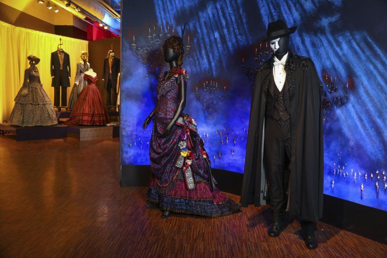 Prendas de vestuario del musical de Broadway "The Phantom of the Opera" se exponen como parte de "Showstoppers! Spectacular Costumes from Stage & Screen", una muestra a befenicio del fondo de recuperación de la Coalición del Instituto del Vestuario, el lunes 2 de agosto de 2021 en Times Square, en Nueva York.
