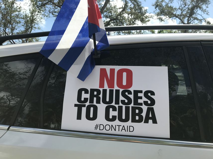 No máws cruceros a Cuba, dice el letrero.