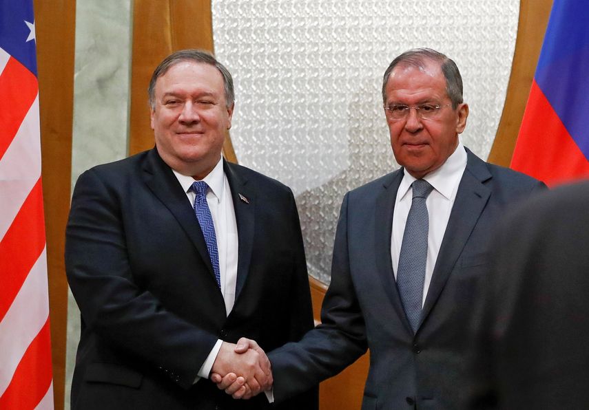 El secretario de Estado estadounidense, Mike Pompeo (i), se reúne, este martes, con el ministro ruso de Exteriores, Sergei Lavrov (d), en Sochi (Rusia).