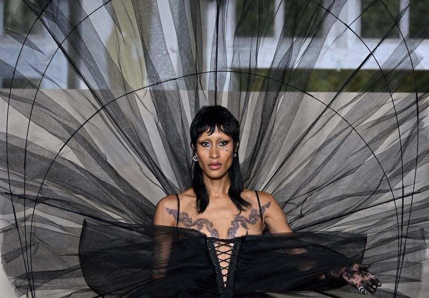 Una modelo presenta una creación para el desfile de moda Weinsanto Sping-Summer 2023 durante la Semana de la Moda de París el 26 de septiembre de 2022.
