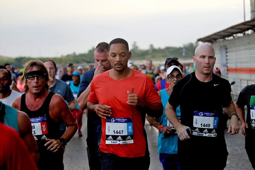 El actor estadounidense Will Smith (cen.) participa en la carrera popular Marabana el domingo 18 de noviembre de 2018.