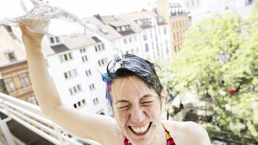 El mejor tip para los días de calor: salir al balcón y refrescarse.