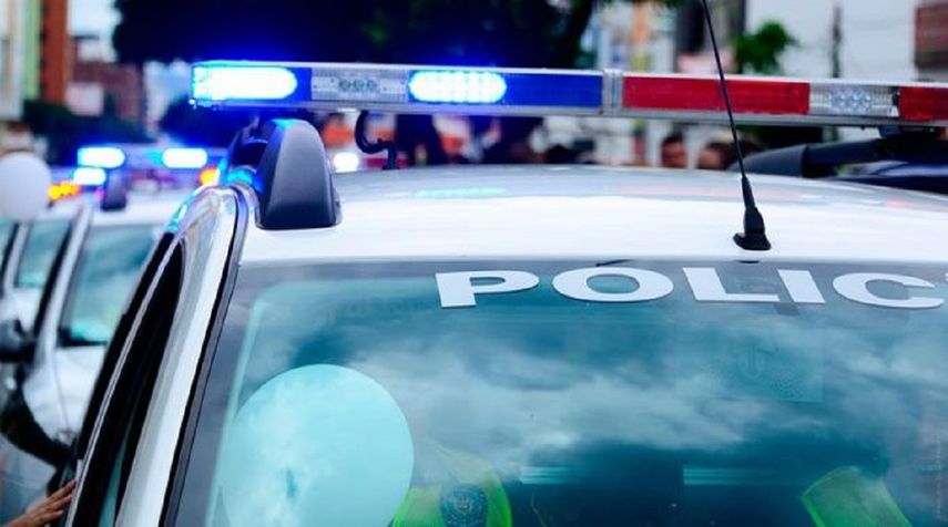 Michael Michael Paul, de 25 años, fue arrestado el domingo acusado de hurto mayor y operar un vehículo con una licencia suspendida.