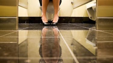 Un camarero guatemalteco colocó un teléfono móvil en el techo del baño de las mujeres con la intención de grabarlas en video.