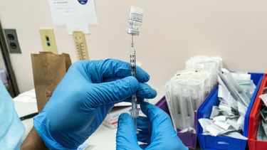 El lote de vacunas Covishield, producidas en India por la farmacéutica AstraZeneca, permitirá continuar el proceso de inmunización “voluntaria” que se inició en el país el 2 de marz