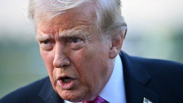 El presidente Donald Trump habla con periodistas.