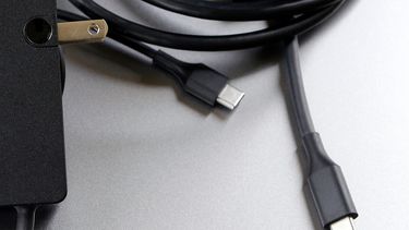 Esta fotografía del martes 10 de marzo de 2015 muestra un cable USB-C en San José, California. Apple está abandonando su cable patentado para cargar su iPhone y alineándose con el resto de la industria tecnológica mediante la adopción del USB-C, un estándar de conexión mucho más utilizado.&nbsp;