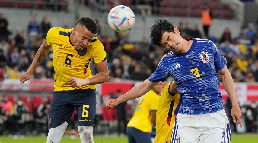 El ecuatoriano Byron Castillo (izquierda) y el japonés Shogo Taniguchi pugnan por un balón en un partido amistoso en Duesseldorf, Alemania, el 27 de septiembre de 2022. Ecuador no convocó a Castillo para Catar 2022&nbsp;