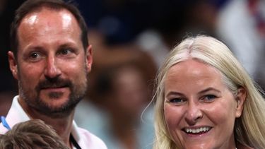 La fotografía, tomada el 10 de agosto de 2024, muestra a la princesa heredera Mette-Marit de Noruega (derecha) y al príncipe heredero Haakon de Noruega reaccionando al final del partido por la medalla de oro de balonmano femenino entre Noruega y Francia de los Juegos Olímpicos de París 2024, en el estadio Pierre-Mauroy en Villeneuve-dAscq, al norte de Francia.&nbsp;
