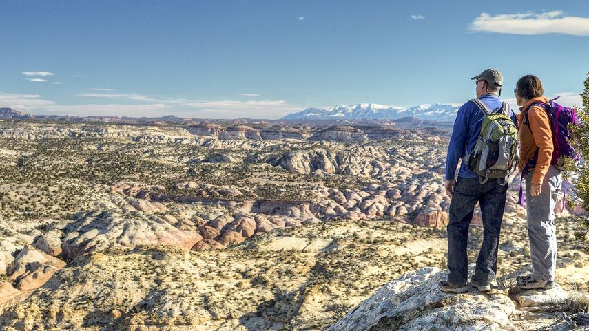 Un hombre y una mujer contemplan el paisaje del parrque natural Grand&nbsp;Staircase-Escalante en Utah, EEUU.