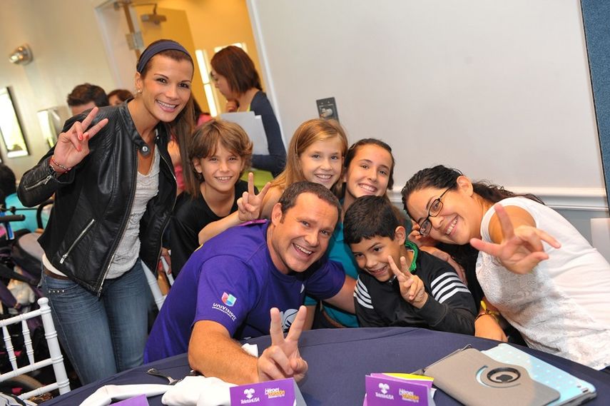 Alan Tacher y su novia Cristina Bernal posan junto a niños del CRIT. (UNIVISION)