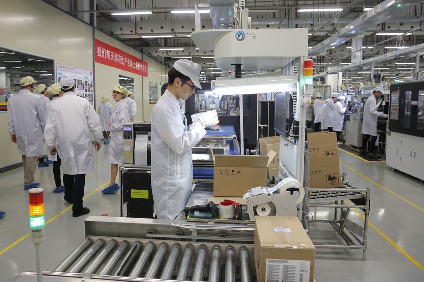 Un obrero trabaja en una l&iacute;nea de producci&oacute;n de tel&eacute;fonos celulares durante una gira de prensa a la f&aacute;brica de Huawei en Dongguan, China.