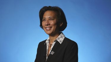 En esta fotografía proporcionada por los Marlins de Miami, se muestra a la nueva gerente general del equipo, Kim Ng, el lunes 16 de noviembre de 2020, en Miami