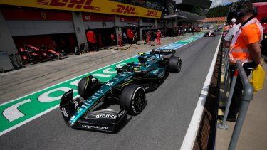 El piloto español de Aston Martin, Fernando Alonso, sale de los boxes durante el Gran Premio de Austria de Fórmula 1 en la pista de carreras Red Bull en Spielberg, Austria, el 2 de julio de 2023.  