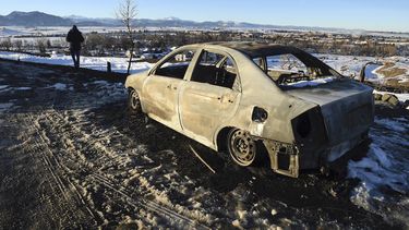 Los restos de un auto consumido por las llamas están abandonados cerca de la comunidad de Superior, Colorado, el domingo 2 de enero de 2022. 
