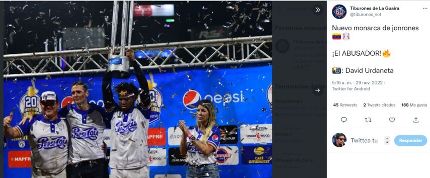 Ronald Acuña celebra con el trofeo del Home Run Derby en Venezuela&nbsp;