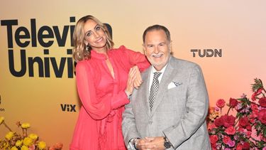 Lili Estefan y Raúl De Molina asisten al TelevisaUnivision Upfront 2023 en el Muelle 36 el 16 de mayo de 2023 en la ciudad de Nueva York.