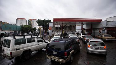 Las largas colas para poner combustible se han extendido a distintas zonas de la capital.