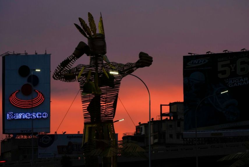 Una escultura del héroe indígena venezolano Cacique Guaicaipuro se eleva sobre la carretera Cacique Guaicaipuro, antes conocida como la carretera Francisco Fajardo en Caracas, Venezuela.