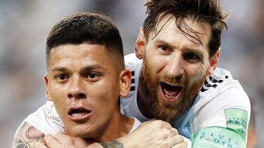Marcos Rojo de Argentina celebra con su compañero de equipo Lionel Messi (arriba) después de anotar el 2-1 ante Nigeria en la Copa Mundial de la FIFA 2018.