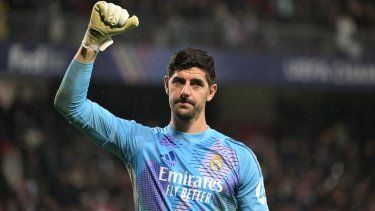 El portero del Real Madrid, Thibaut Courtois, saluda a los fanáticos luego de una victoria, el 29 de enero de 2025.