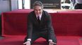Mark Ruffalo posa en la ceremonia en su honor con una estrella en el Paseo de la Fama de Hollywood el jueves 8 de febrero de 2024 en Los Ángeles.