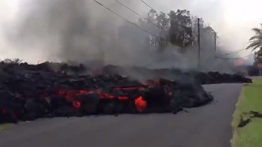 Ríos de lava se adentran en las comunidades más cercanas al volcán Kilauea, en Hawaii.