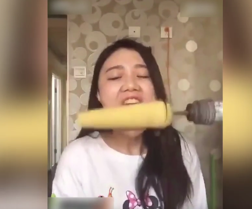  Una joven china se grababa mientras se sometía al desafío de comer una mazorca sujeta a un taladro en funcionamiento, cuando algo imprevisto pasó que hizo que su filmación se volviera viral.