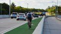 Un ciclista transita por Bear Cut Bridge, la continuación del Rickenbacker Causeway que une a Miami con Key Biscayne.