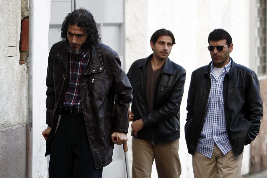 Jihad&nbsp;Ahmed&nbsp;Diyab&nbsp;(i), Syrian&nbsp;Ahmed&nbsp;Adnana Ahjam (c), y Ali Husein Shaaban (d), tres de los seis exreclusos del penal estadounidense de Guantánamo (Cuba) acogidos por Uruguay desde diciembre