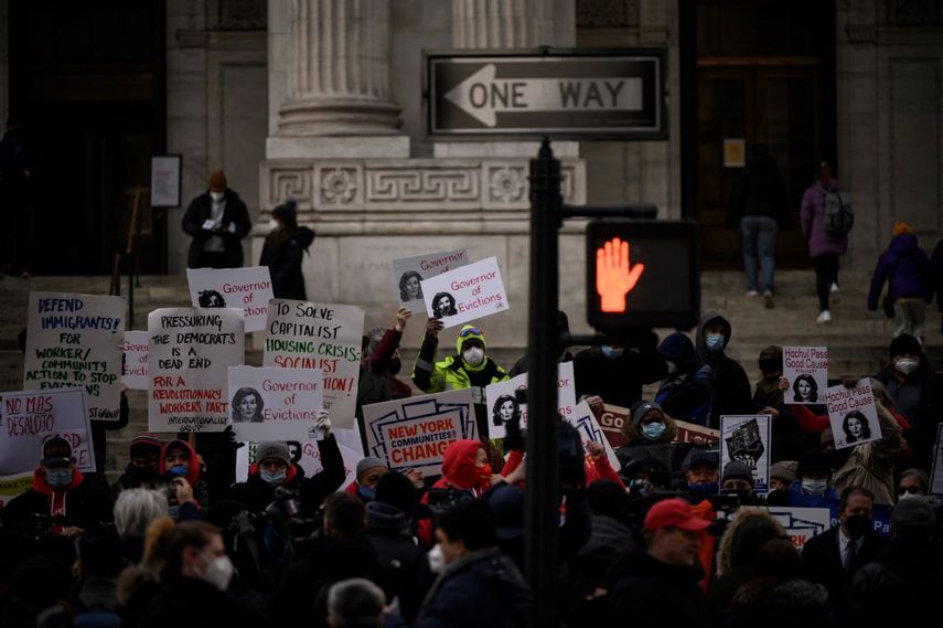 Manifestantes bloquean la calle frente a la oficina del gobernador durante una marcha pata pedir una extensión de la moratoria a los desalojos, el 14 de enero de 2022 en Nueva York.