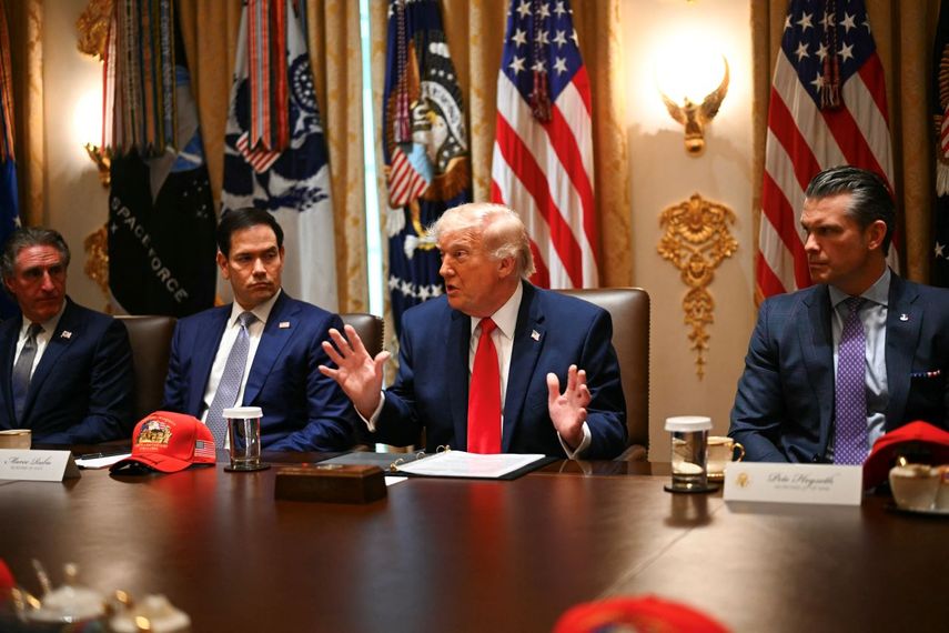 El Secretario del Interior Doug Burgum (Izquierda), el Secretario de Estado&nbsp; Marco Rubio, y el Secretario de Defensa, Pete Hegseth, escuchan al Presidente Donald Trump hablar durante una reunión del gabinete en la Sala del Gabinete de la Casa Blanca en Washington, DC, el 27 de mayo de 2026.