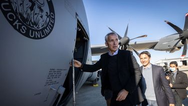 El secretario general de la OTAN, Jens Stoltenberg, y el primer ministro canadiense, Justin Trudeau, en la base de la Real Fuerza Aérea Canadiense en Cold Lake el 26 de agosto de 2022.&nbsp;