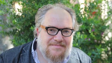 Mathias Enard es un escritor y traductor francés, ganador del premio Goncourt en 2015 por la novela Brújula.