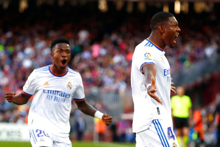 David Alaba (derecha) celebra con su compañero Vinicius Junior tras anotar el primer gol del Real Madrid ante el Barcelona por la Liga española, el domingo 24 de octubre de 2021, en Barcelona.