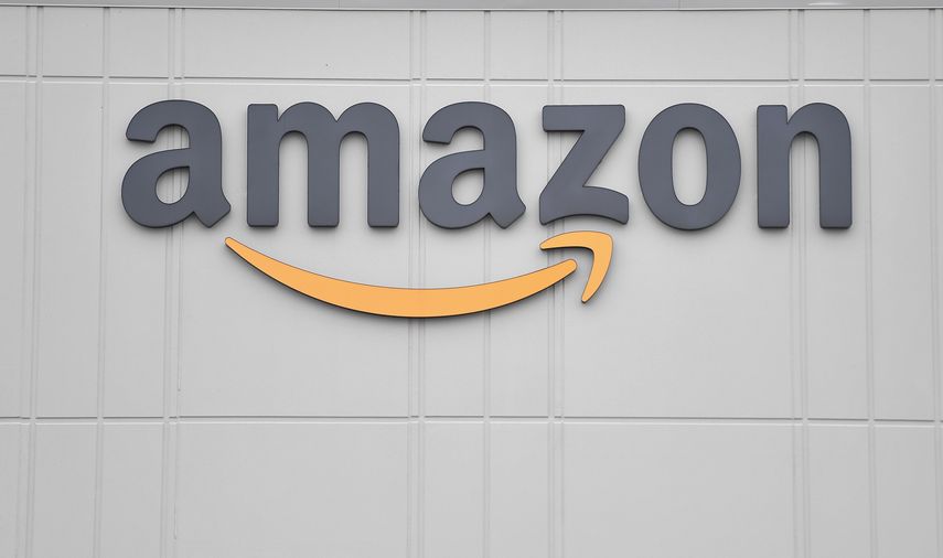 Logo de Amazon en uno de los centros de procesamiento y distribuci&oacute;n en Nueva York.