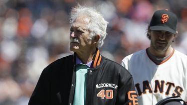 En esta foto del 13 de abril de 2020, el expitcher Mike McCormick de los Gigantes de San Francisco previo a un juego de los Gigantes contra los Piratas de Pittsburgh. McCormick ha fallecido a los 81 a&ntilde;os.