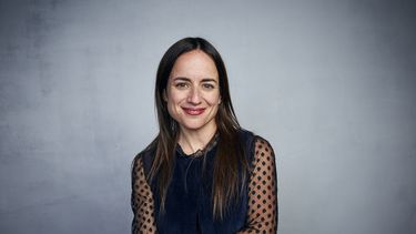 La directora chilena Maite Alberdi posa durante la promoción de su documental El agente topo en el Festival de Cine de Sundance, el 25 de enero de 2020 en Park City, Utah. La película competirá el domingo por el Oscar al Mejor documental.
