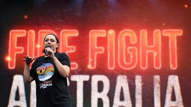 Celeste Barber, humorista australiana que organiz&oacute; el concierto ben&eacute;fico, se dirige al p&uacute;blico.&nbsp;