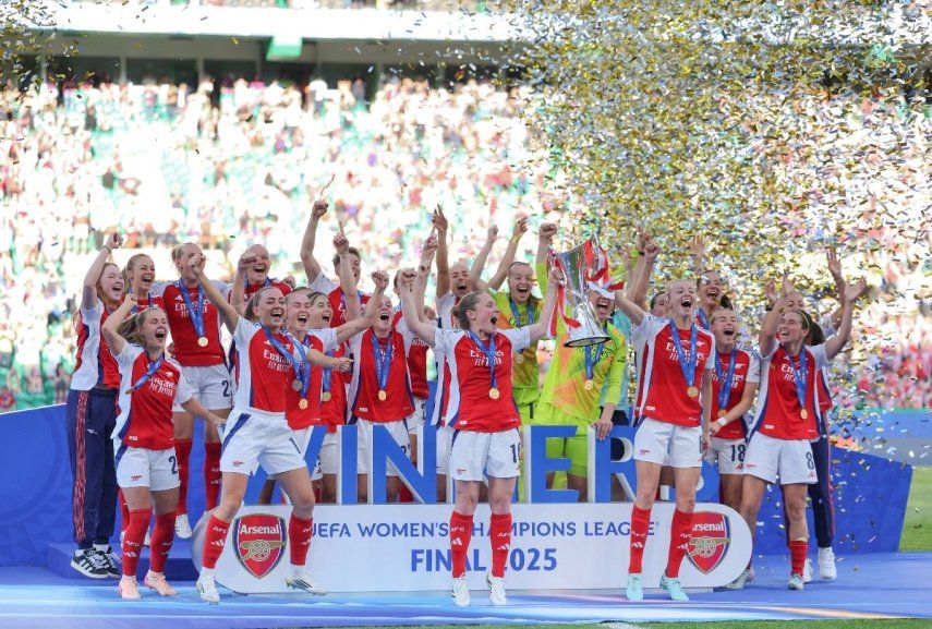 Las jugadoras del Arsenal celebran con el trofeo tras ganar la final de la UEFA Womens Champions League entre el Arsenal FC y el Barcelona FC en el estadio José Alvalade de Lisboa, el 24 de mayo de 2025.&nbsp;