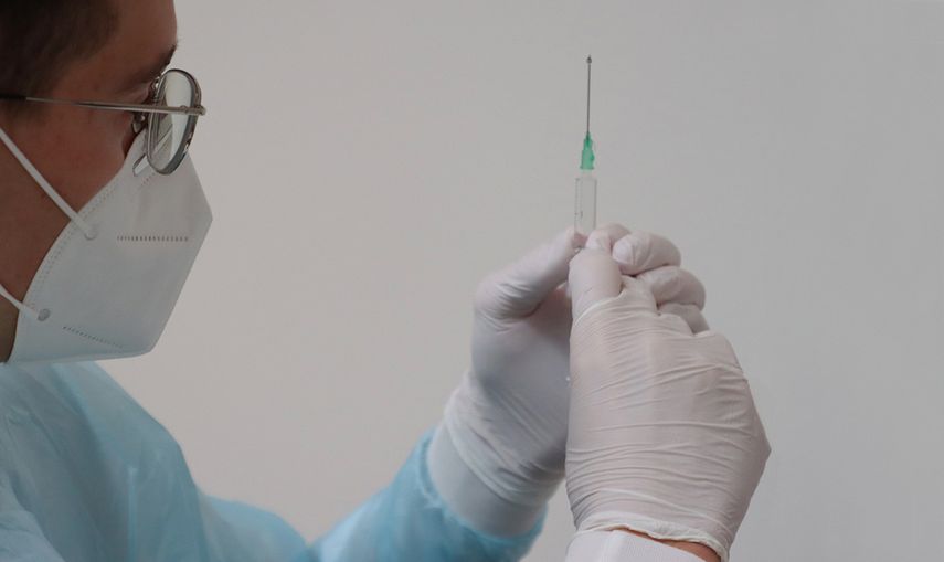 Un enfermero se prepara para vacunar.