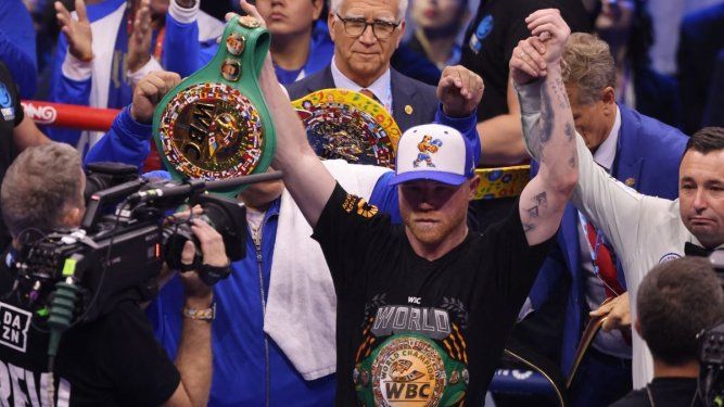El mexicano Saúl Canelo Álvarez celebra luego de superar al cubano William Scull en un combate en Riad, el 4 de mayo de 2025.