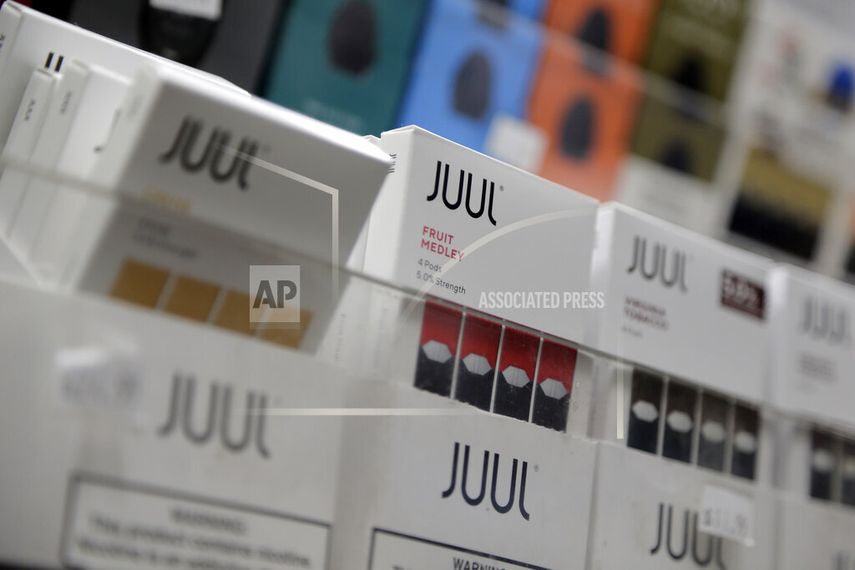 Cigarrillos electrónicos o vapeadores Juul exhibidos en una tienda de tabacos en Nueva York.