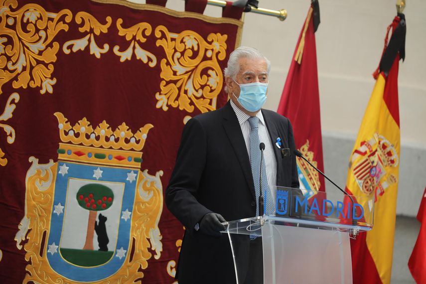 El premio Nobel de Literatura Mario Vargas Llosa, durante la ceremonia de entrega de la Medalla de Oro de la ciudad a los madrile&ntilde;os por su comportamiento ejemplar durante la pandemia, celebrada en la Galer&iacute;a de cristal del Ayuntamiento madrile&ntilde;o con motivo de la festividad de San Isidro, patr&oacute;n de la capital. En Madrid (Espa&ntilde;a), a 15 de mayo de 2020.