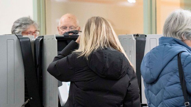 Ciudadanos estadounidenses en Georgia emiten su voto en la elección anticipada.
