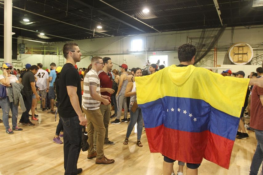 Venezolanos residentes en Toronto, Canadá, asisten a votar durante una consulta popular promovida por la oposición al régimen de Nicolás Maduro, en julio de 2017.